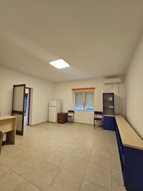 Jepet shtepi me qira 2 -kateshe për bisnes pranë Komisiaritit nr 1 tek Bryli çmimi 40.000 lekë