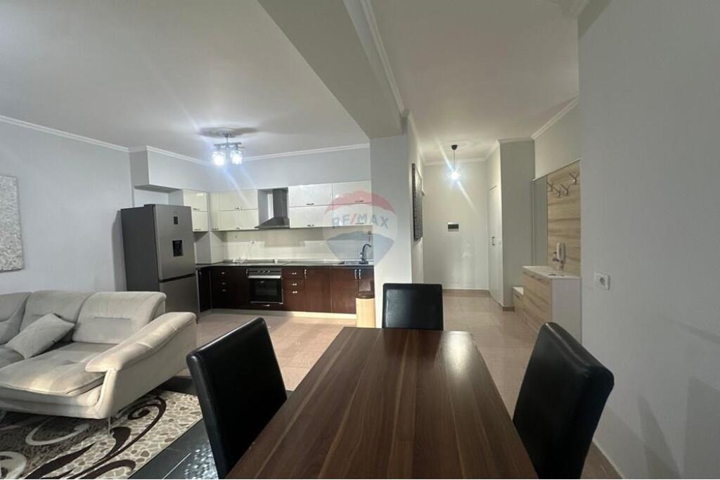 Apartament per shitje, HIM KOLLI