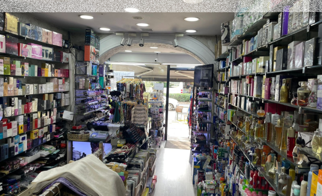 VENDESI IN VENDITA PROFUMERIA COSMETICA 40M2 "VIA MUHAMET GJOLLESHA,21 DHJETORI" 130.000 EURO
