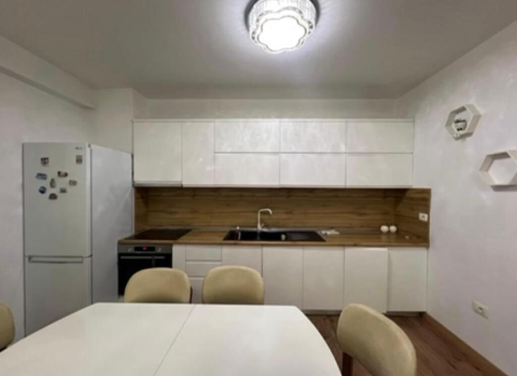 2+1,furnished with parking,price 700 euro,at the botanical garden
