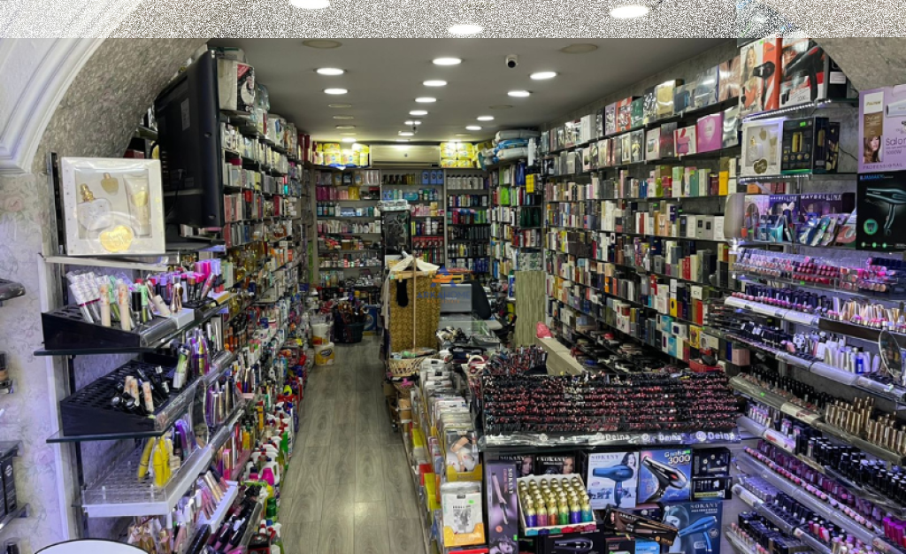 VENDESI IN VENDITA PROFUMERIA COSMETICA 40M2 "VIA MUHAMET GJOLLESHA,21 DHJETORI" 130.000 EURO