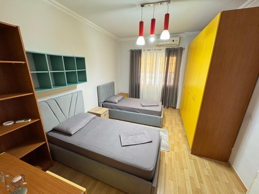 📍 Jepet me qira apartament 2+1+2 – Tek Stacioni i Trenit (pranë Postës)  🏢 Kati i 8-të 🛏 2 Dhoma gjumi 🛋 1 Sallon + Kuzhinë 🛁 2 Tualete 💶 Çmimi: 700 euro/muaj