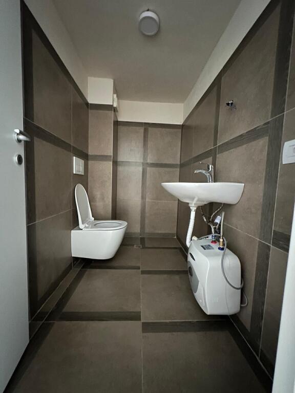 Commercial space for rent at "Pazari Ri"