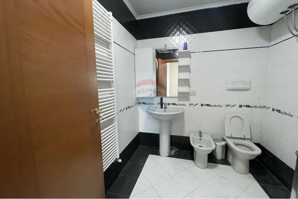 Apartament per shitje, HIM KOLLI