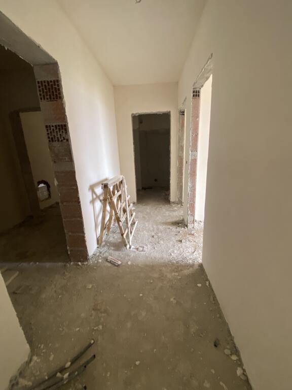 2+1, finito a Paskuqan, prezzo 92.000 euro