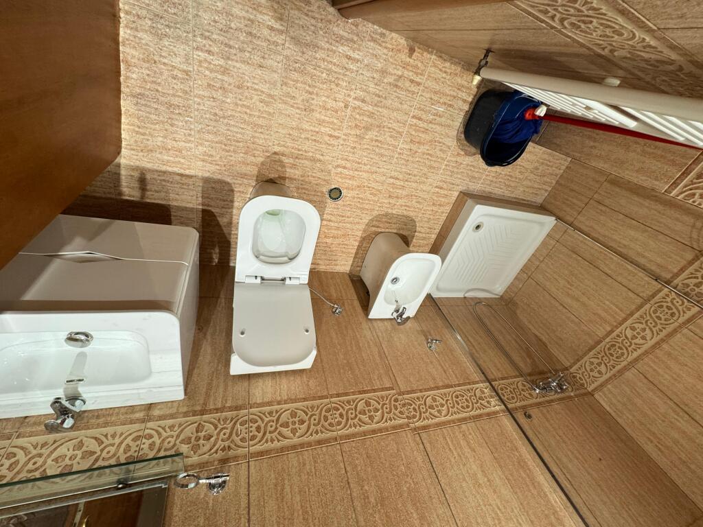 📍 Jepet me qira apartament 2+1+2 – Tek Stacioni i Trenit (pranë Postës)  🏢 Kati i 8-të 🛏 2 Dhoma gjumi 🛋 1 Sallon + Kuzhinë 🛁 2 Tualete 💶 Çmimi: 700 euro/muaj