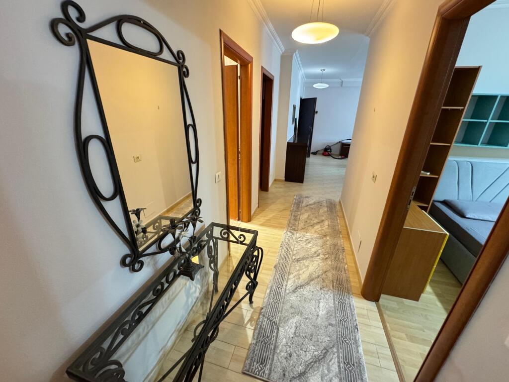 📍 Jepet me qira apartament 2+1+2 – Tek Stacioni i Trenit (pranë Postës)  🏢 Kati i 8-të 🛏 2 Dhoma gjumi 🛋 1 Sallon + Kuzhinë 🛁 2 Tualete 💶 Çmimi: 700 euro/muaj