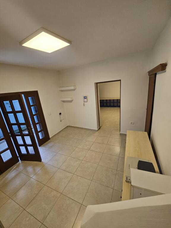 Jepet shtepi me qira 2 -kateshe për bisnes pranë Komisiaritit nr 1 tek Bryli çmimi 40.000 lekë