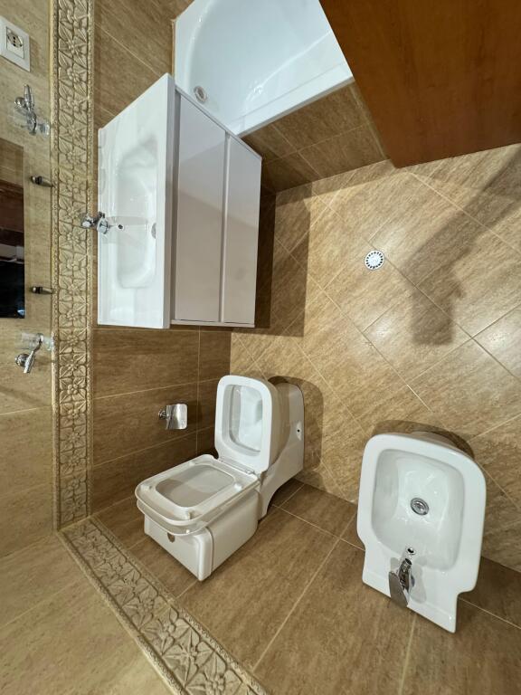 📍 Jepet me qira apartament 2+1+2 – Tek Stacioni i Trenit (pranë Postës)  🏢 Kati i 8-të 🛏 2 Dhoma gjumi 🛋 1 Sallon + Kuzhinë 🛁 2 Tualete 💶 Çmimi: 700 euro/muaj