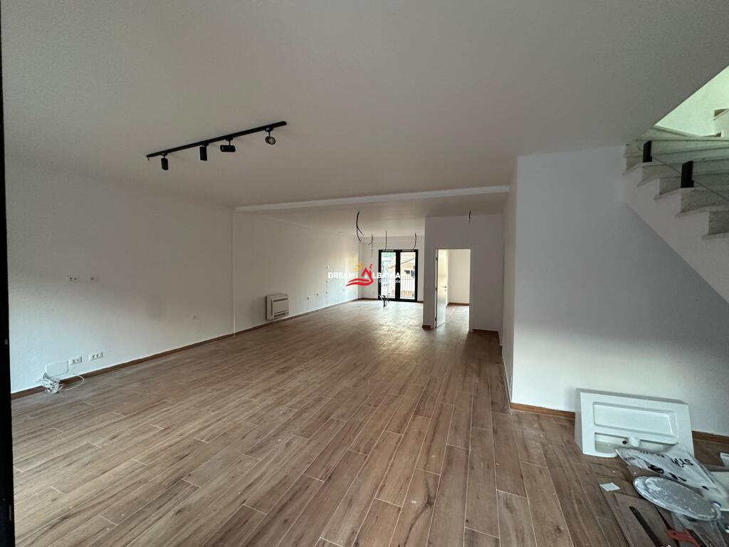 Jepet me qera ambient biznesi Duplex ne Rrugen e Kavajes, Tirana Garden Building (ID 42611189)