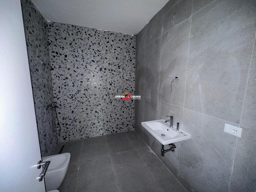 Jepet me qera ambient biznesi Duplex ne Rrugen e Kavajes, Tirana Garden Building (ID 42611189)