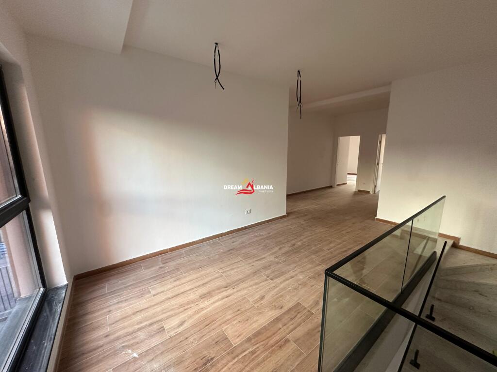 Jepet me qera ambient biznesi Duplex ne Rrugen e Kavajes, Tirana Garden Building (ID 42611189)