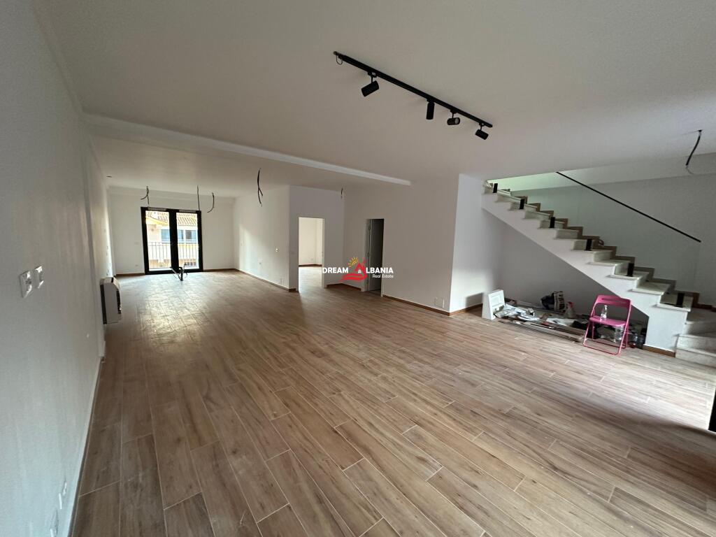 Jepet me qera ambient biznesi Duplex ne Rrugen e Kavajes, Tirana Garden Building (ID 42611189)