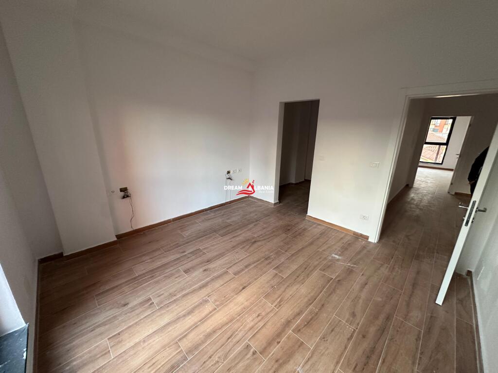 Jepet me qera ambient biznesi Duplex ne Rrugen e Kavajes, Tirana Garden Building (ID 42611189)