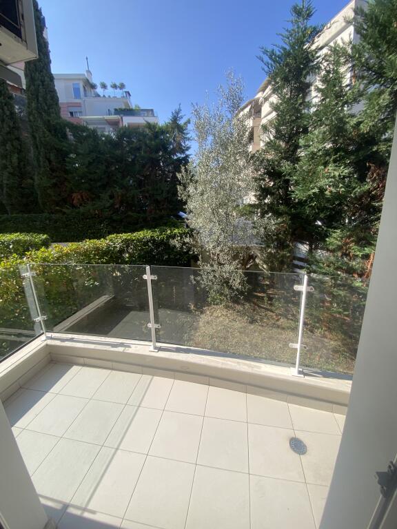 3+1,i mobiluar kopshti botanik,cmimi 1350 euro me parkim
