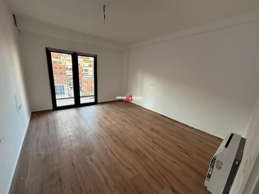 Jepet me qera ambient biznesi Duplex ne Rrugen e Kavajes, Tirana Garden Building (ID 42611189)
