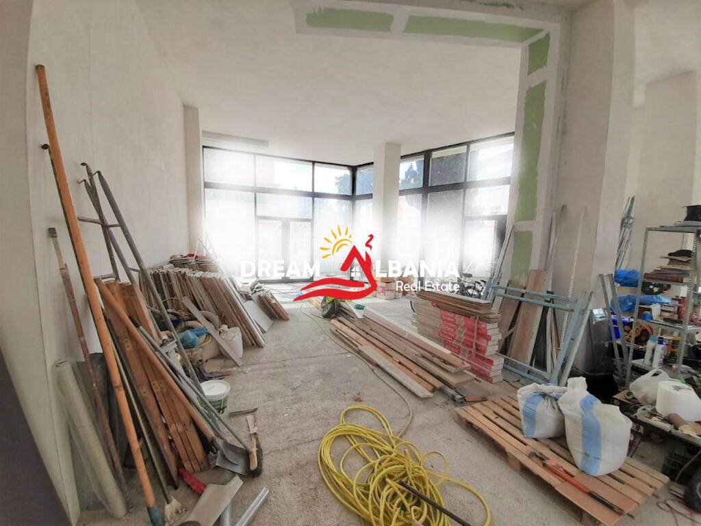 Negozio con veranda in vendita nella zona tra la via Kavaja e la via Durazzo a Tirana (ID 4171351)