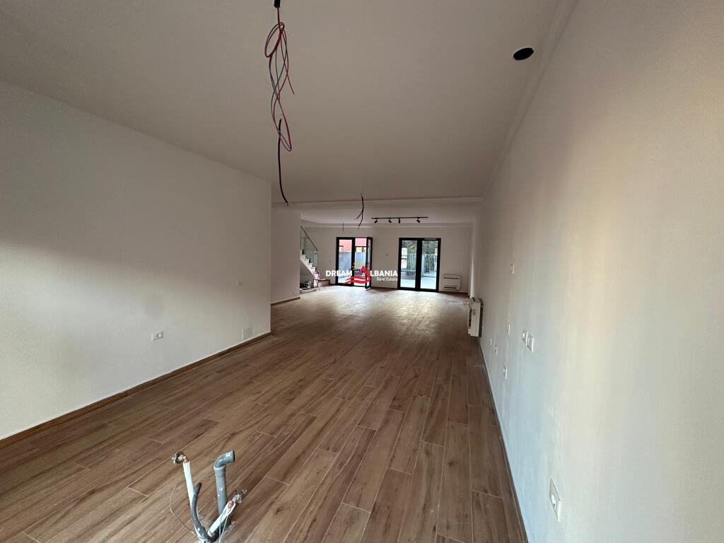 Jepet me qera ambient biznesi Duplex ne Rrugen e Kavajes, Tirana Garden Building (ID 42611189)