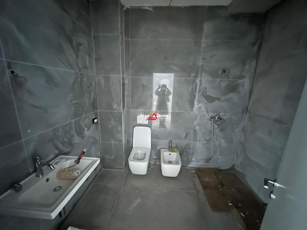 Jepet me qera ambient biznesi Duplex ne Rrugen e Kavajes, Tirana Garden Building (ID 42611189)