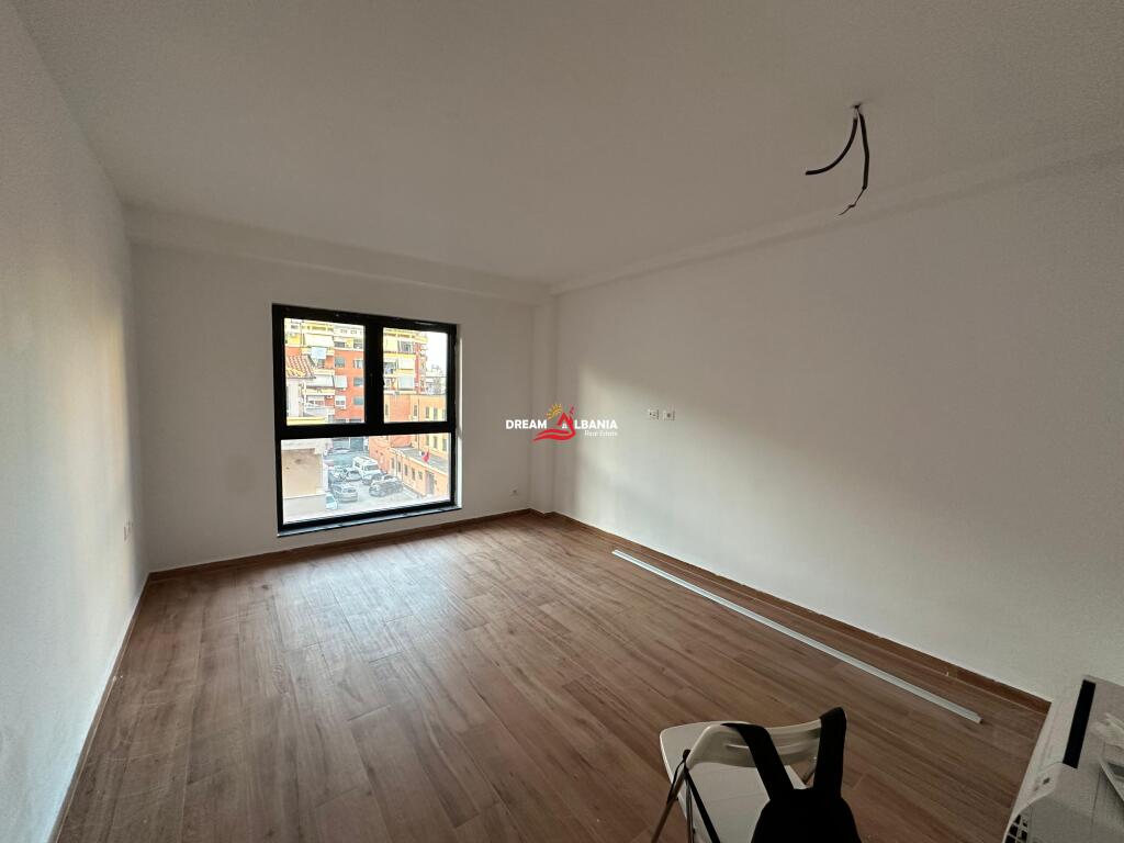 Jepet me qera ambient biznesi Duplex ne Rrugen e Kavajes, Tirana Garden Building (ID 42611189)