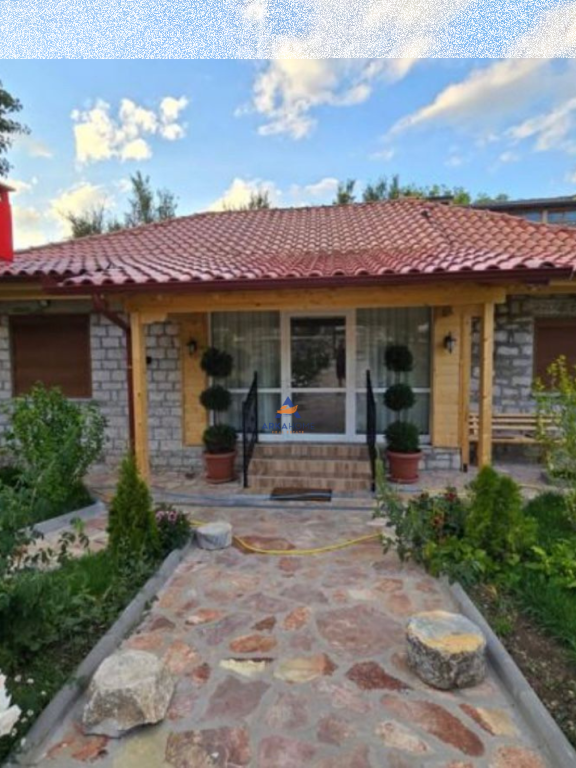 SHITET SHTËPI PRIVATE BASHKË ME TOKË +MUNDËSI HOTELI 3-KATËSH “VOSKOPOJ” 175.000 EURO