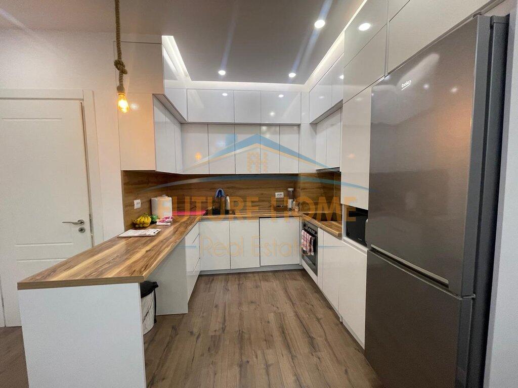 Shitet, Apartament 2+1+2, Kinostudio, Tiranë.