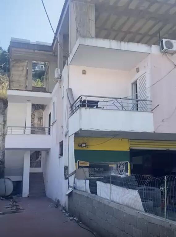 Building for sale 1 kilometer from Saranda