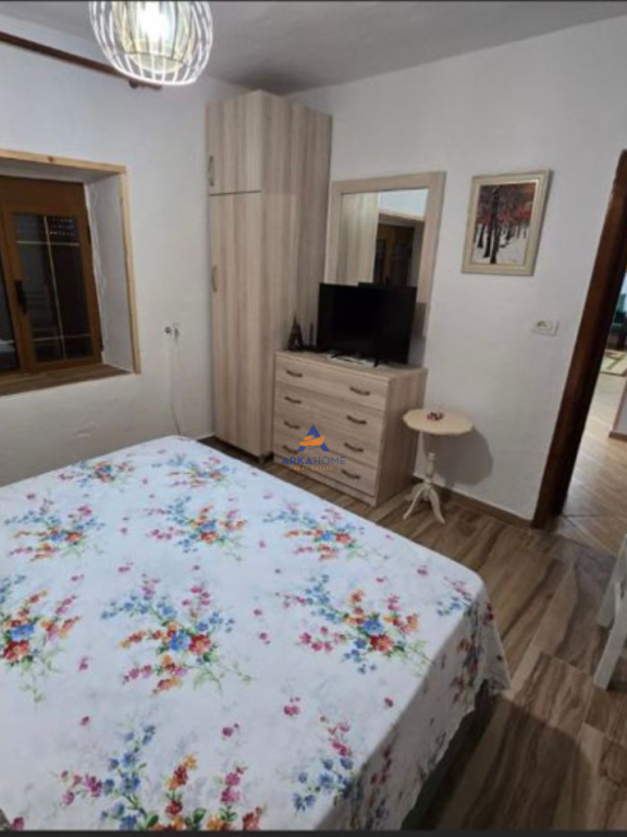 SHITET SHTËPI PRIVATE BASHKË ME TOKË +MUNDËSI HOTELI 3-KATËSH “VOSKOPOJ” 175.000 EURO