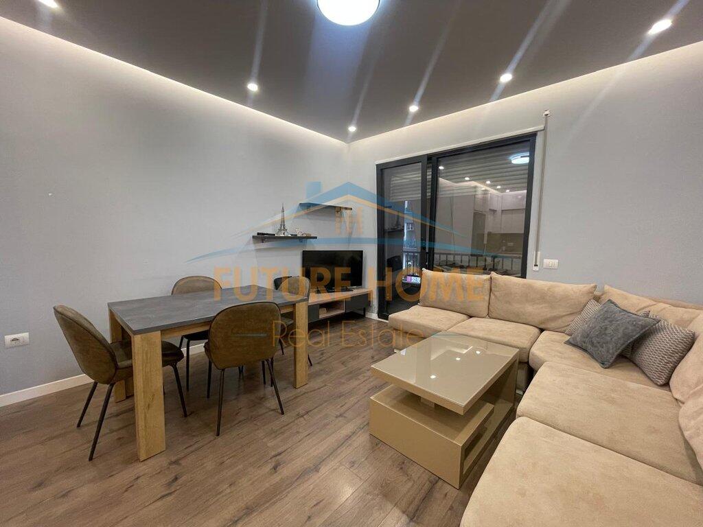 Shitet, Apartament 2+1+2, Kinostudio, Tiranë.