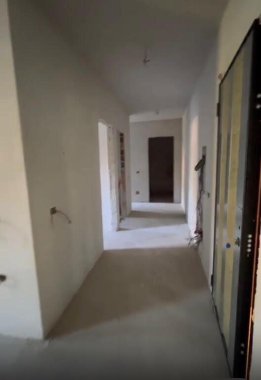 Shitet Apartament 2+1+2 pranë rrethit të Shkozës