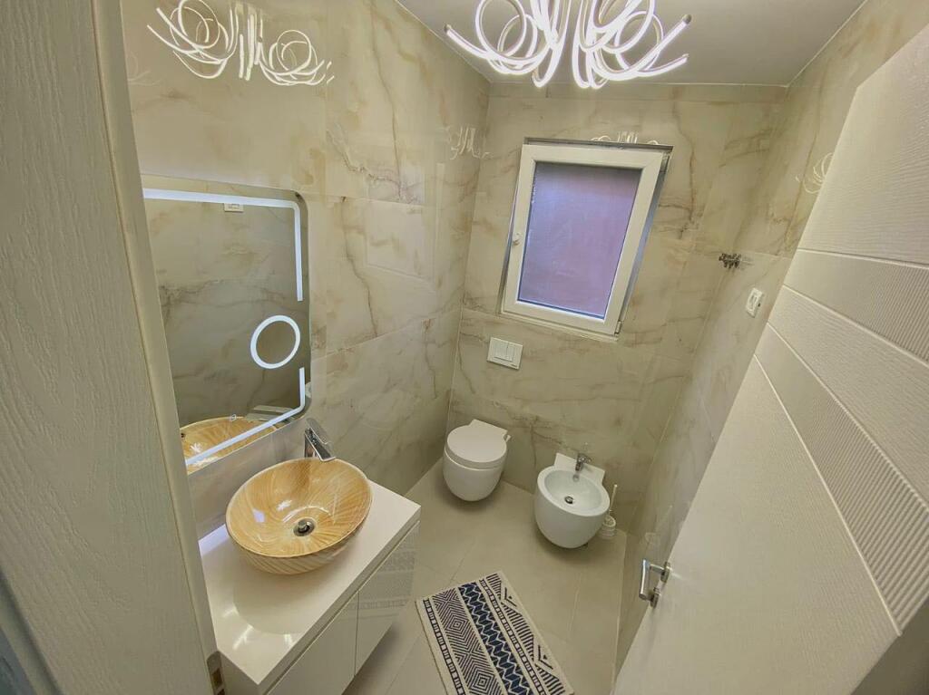 🏡 Jepet me qira apartament luksoz 3+1+2 në Rrugën e Elbasanit