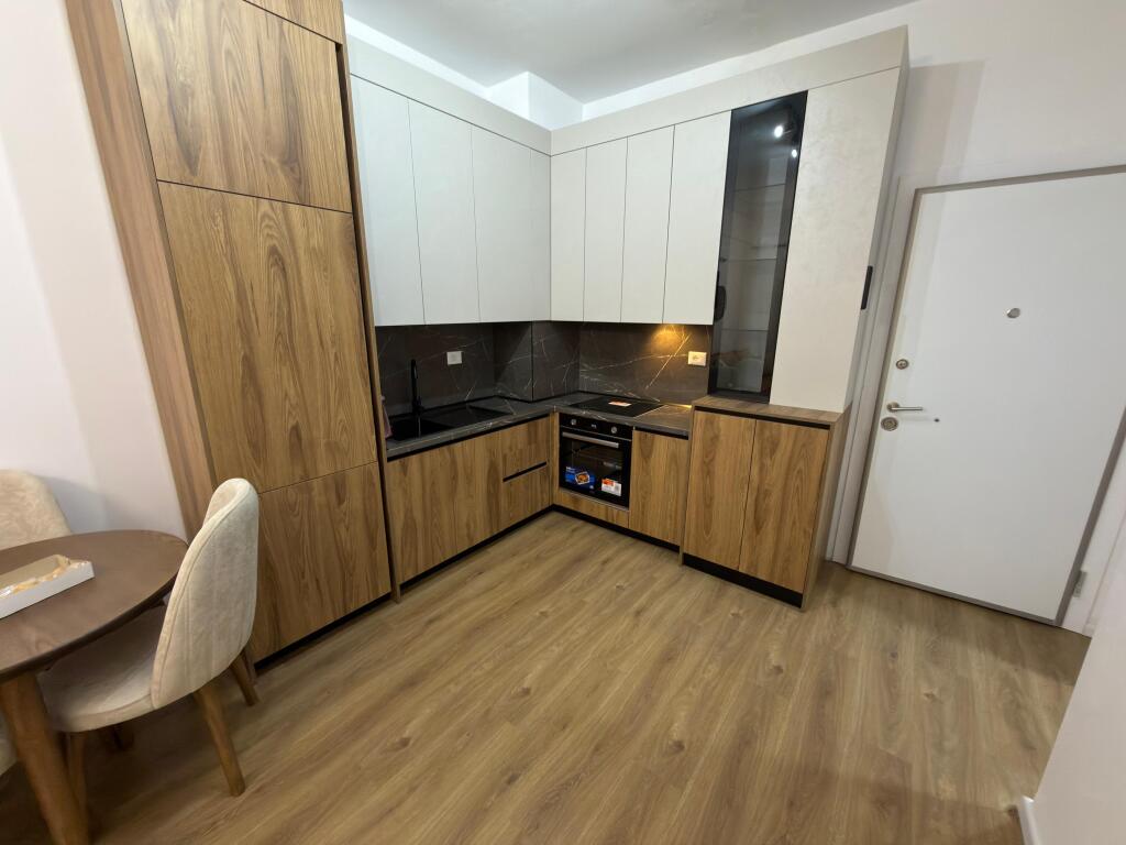 📣 Jepet me Qira Apartament 1+1 📍 Kompleksi “Kadiu”, Ali Demi – Tiranë 🏢 Kati pare  me 2 ashensorë 🏠 Totalisht i ri, i pabanuar më parë 💶 40000 leke / muaj  