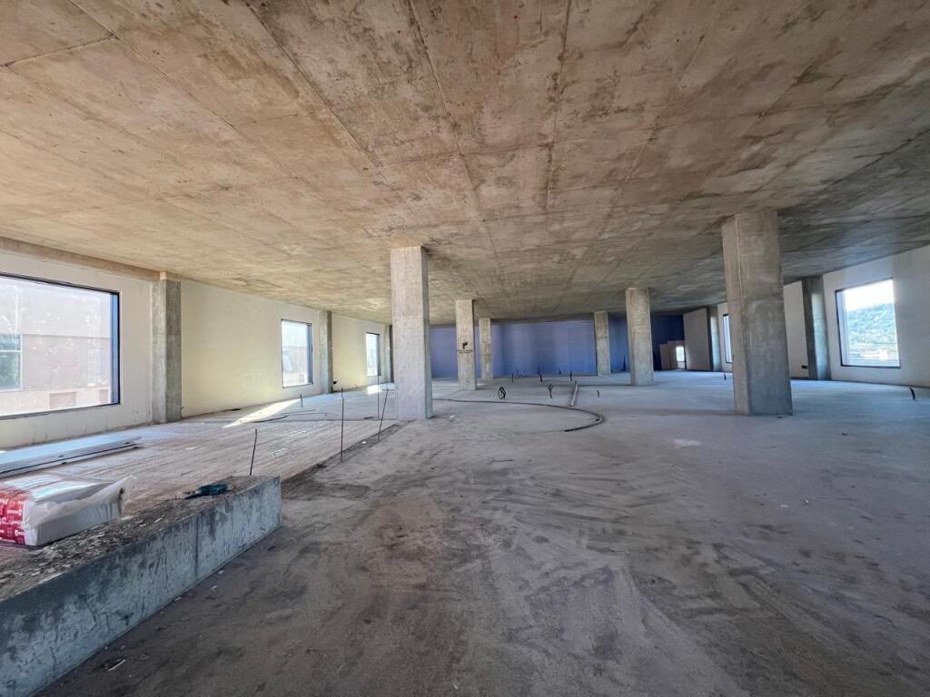 LOCALE COMMERCIALE IN AFFITTO 810 M2 TEG 16.000 EURO
