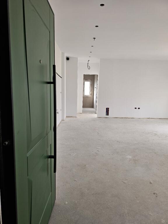 Shitet apartament 1+1 tek Lakeland ne Farke!