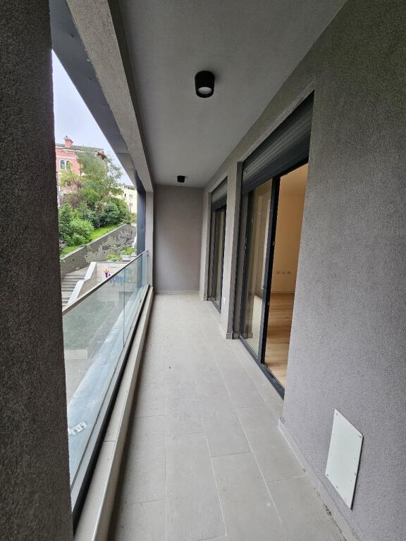 Shitet apartament 2+1 tek Kopshti Zoologjik!