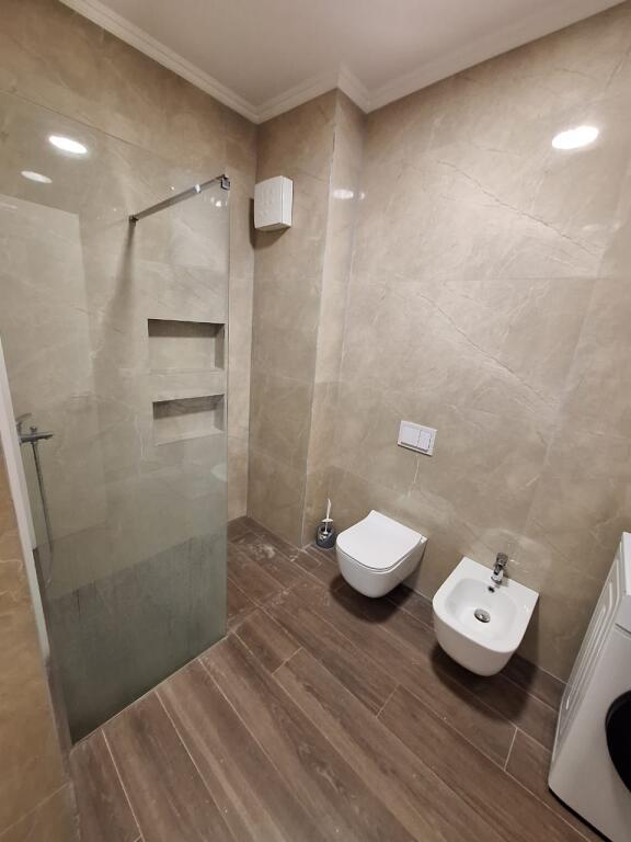ASTIR, JEPET ME QIRA APARTAMENT 3+1+2 + POST PARKIMI,