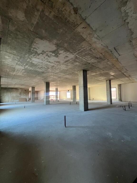 LOCALE COMMERCIALE IN AFFITTO 810 M2 TEG 16.000 EURO
