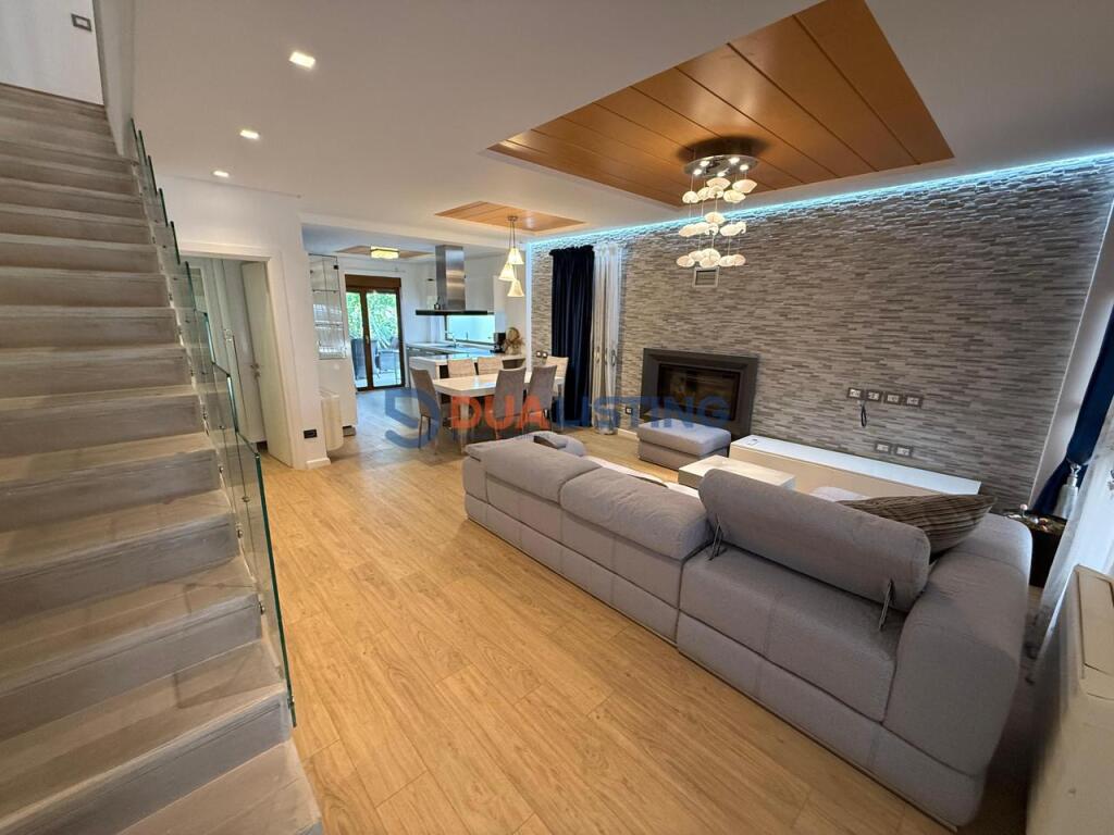 VILLA MODERNA con CORTILE &amp; 3 POSTI AUTO, RESIDENZA COLOMBO 2!