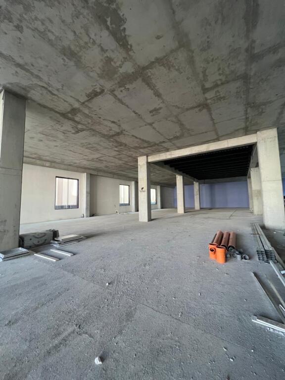LOCALE COMMERCIALE IN AFFITTO 810 M2 TEG 16.000 EURO