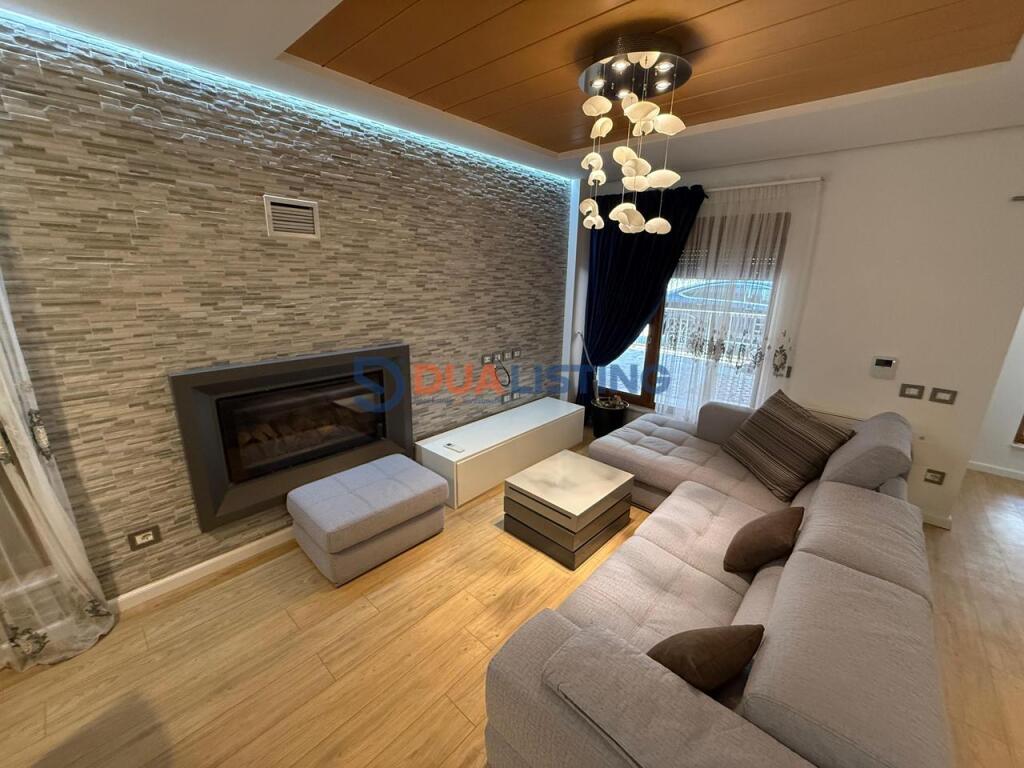 VILLA MODERNA con CORTILE &amp; 3 POSTI AUTO, RESIDENZA COLOMBO 2!