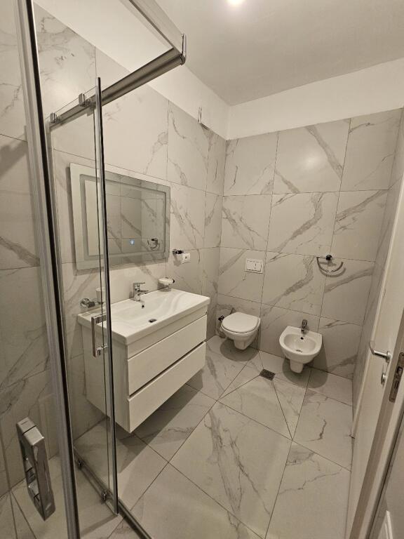 Shitet apartament 2+1 tek Kopshti Zoologjik!
