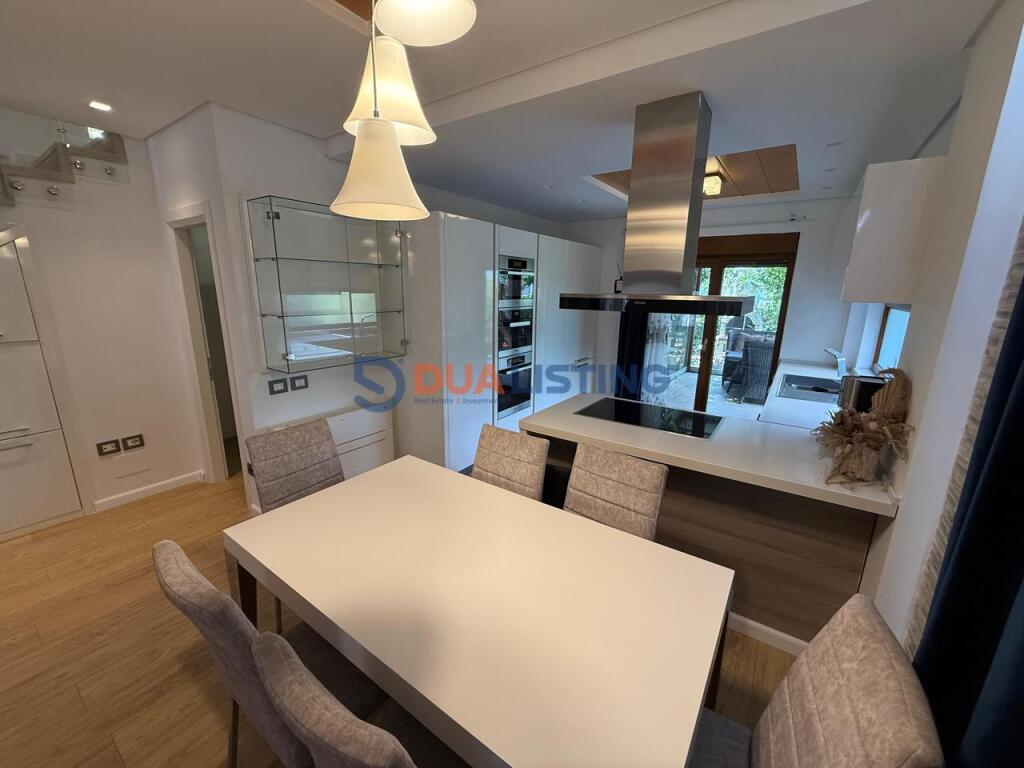 VILLA MODERNA con CORTILE &amp; 3 POSTI AUTO, RESIDENZA COLOMBO 2!