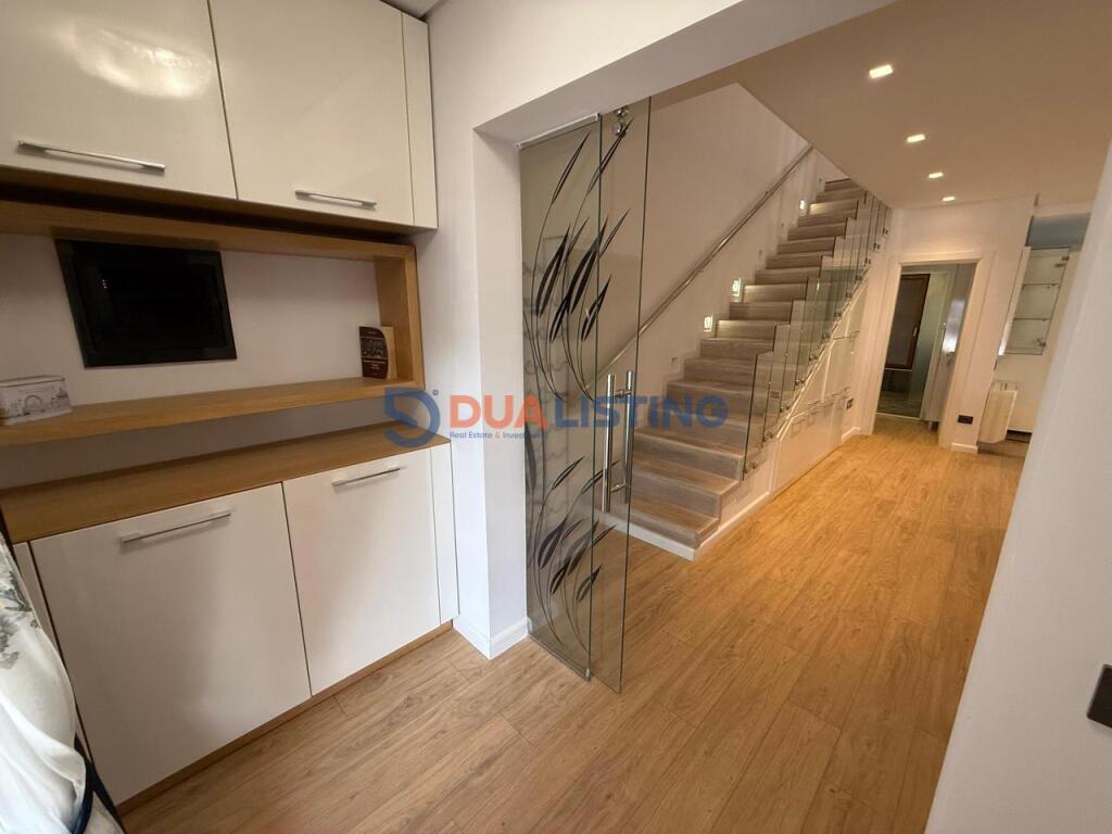 VILLA MODERNA con CORTILE &amp; 3 POSTI AUTO, RESIDENZA COLOMBO 2!