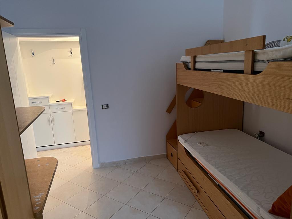 🏙️ Shitet Apartament 2+1+2 pranë Hotel Radisson – Liqeni i Thatë