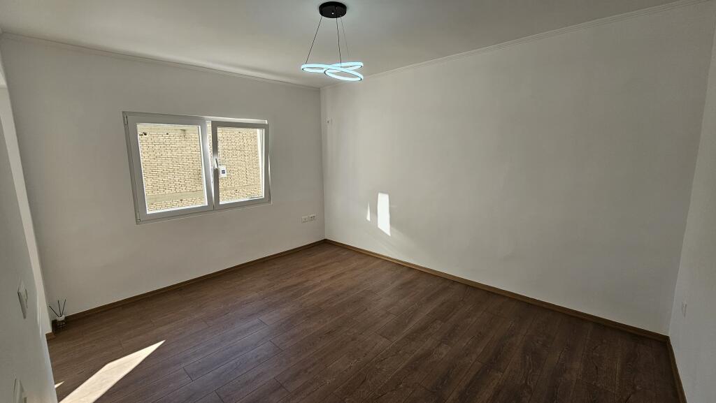 Shitet apartament 2+1 ne Xhamllik!