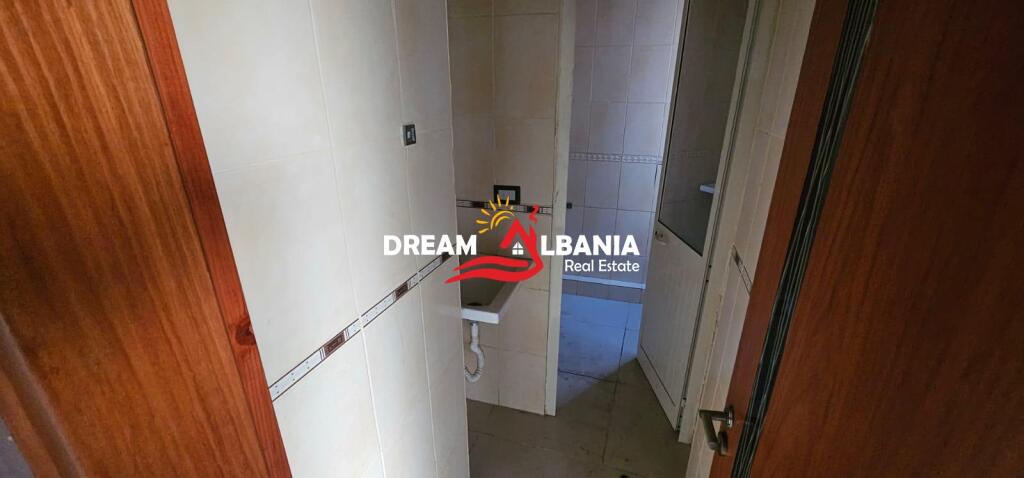 Dyqan ne shitje ne Fresk, afer Gjimnazit Luan Hajdaraga ne Fresk (ID 4171608)