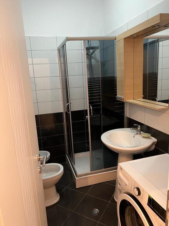 🏙️ Shitet Apartament 2+1+2 pranë Hotel Radisson – Liqeni i Thatë