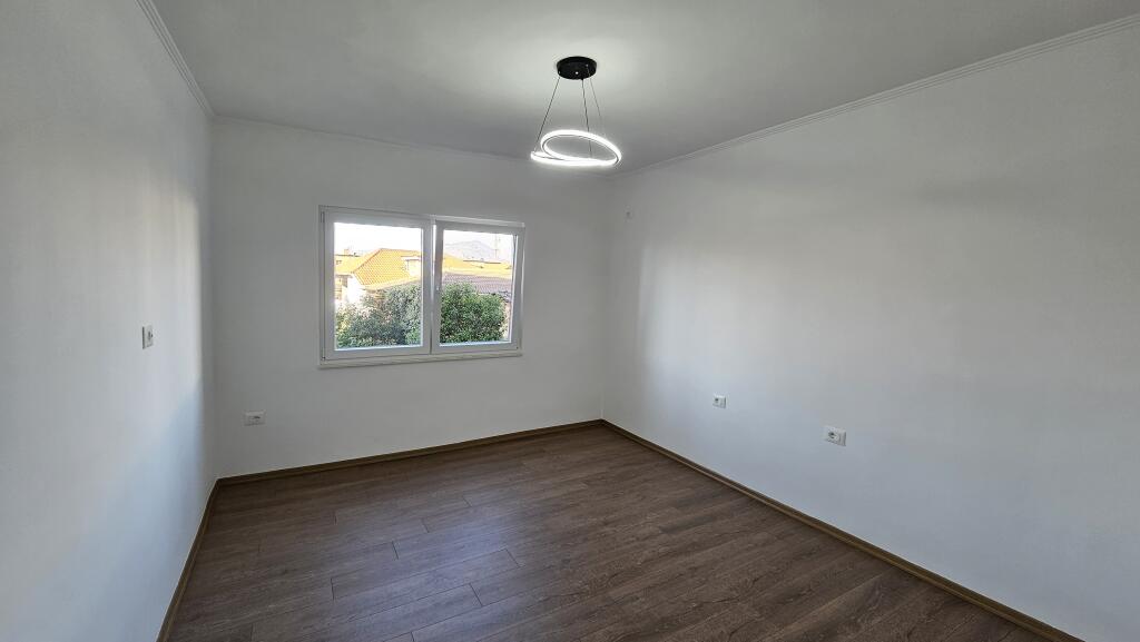 Shitet apartament 2+1 ne Xhamllik!