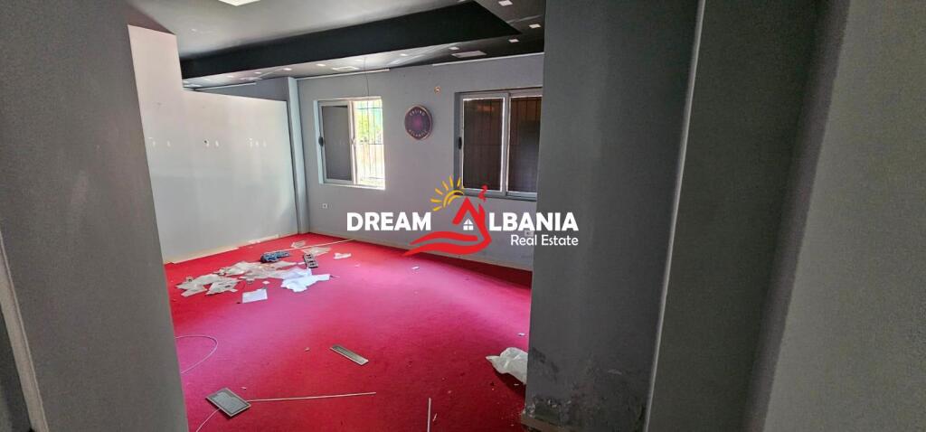 Dyqan ne shitje ne Fresk, afer Gjimnazit Luan Hajdaraga ne Fresk (ID 4171608)