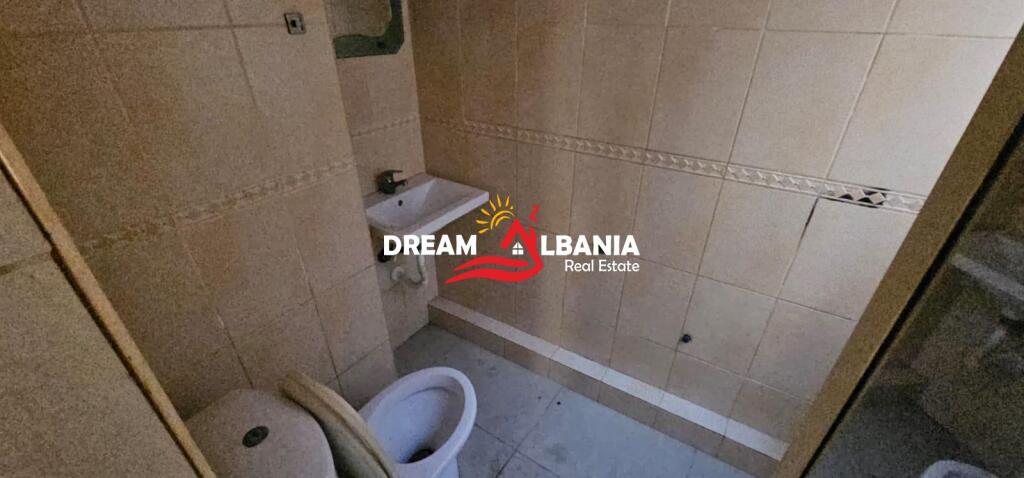Dyqan ne shitje ne Fresk, afer Gjimnazit Luan Hajdaraga ne Fresk (ID 4171608)